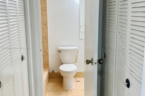 Condo in North Miami Beach, Florida, 1 bedroom  № 1941887 - photo 11