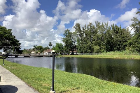 Condo in North Miami Beach, Florida, 1 bedroom  № 1941887 - photo 5