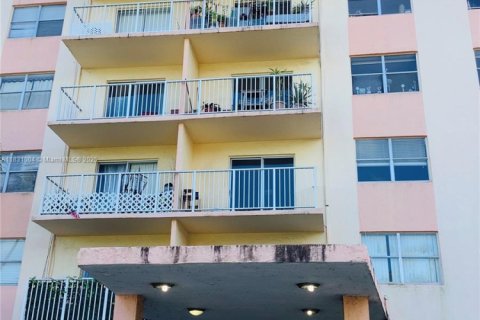 Condo in North Miami Beach, Florida, 1 bedroom  № 1941887 - photo 1