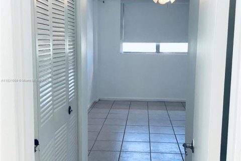 Condo in North Miami Beach, Florida, 1 bedroom  № 1941887 - photo 14