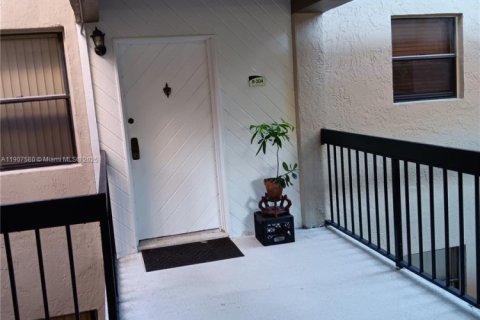Condo in Miami, Florida, 2 bedrooms № 2082068 - photo 2