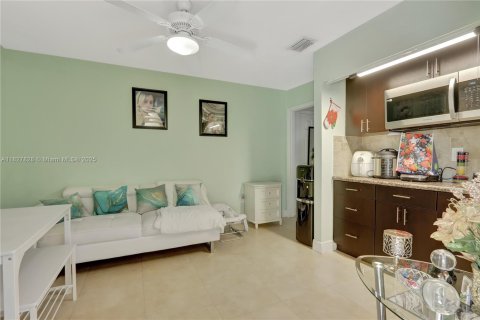 House in Miami Gardens, Florida 5 bedrooms, 155.05 sq.m. № 1844042 - photo 22