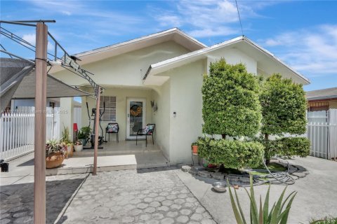 House in Miami Gardens, Florida 5 bedrooms, 155.05 sq.m. № 1844042 - photo 3