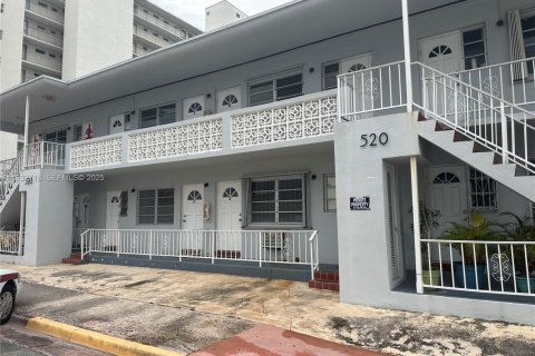 Condo in Miami Beach, Florida, 1 bedroom № 1991140 - photo 1