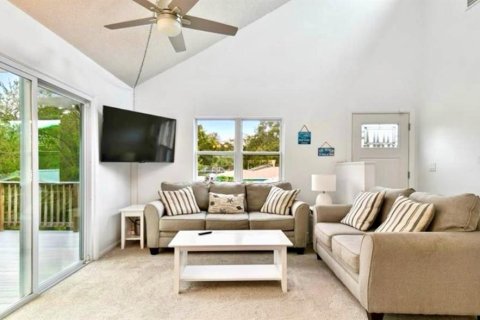 House in Palm Harbor, Florida 3 bedrooms, 161.28 sq.m. № 2123723 - photo 12