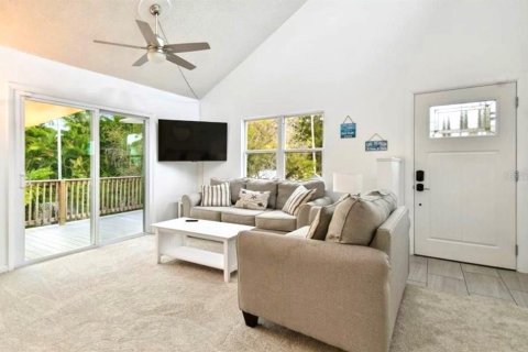 House in Palm Harbor, Florida 3 bedrooms, 161.28 sq.m. № 2123723 - photo 8