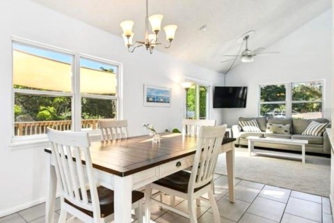 House in Palm Harbor, Florida 3 bedrooms, 161.28 sq.m. № 2123723 - photo 14
