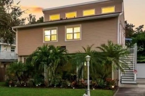 House in Palm Harbor, Florida 3 bedrooms, 161.28 sq.m. № 2123723