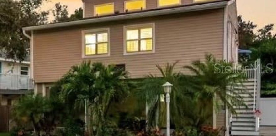 House in Palm Harbor, Florida 3 bedrooms, 161.28 sq.m. № 2123723