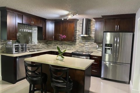 Casa en alquiler en Miami, Florida, 4 dormitorios, 330.64 m2 № 1938835 - foto 11