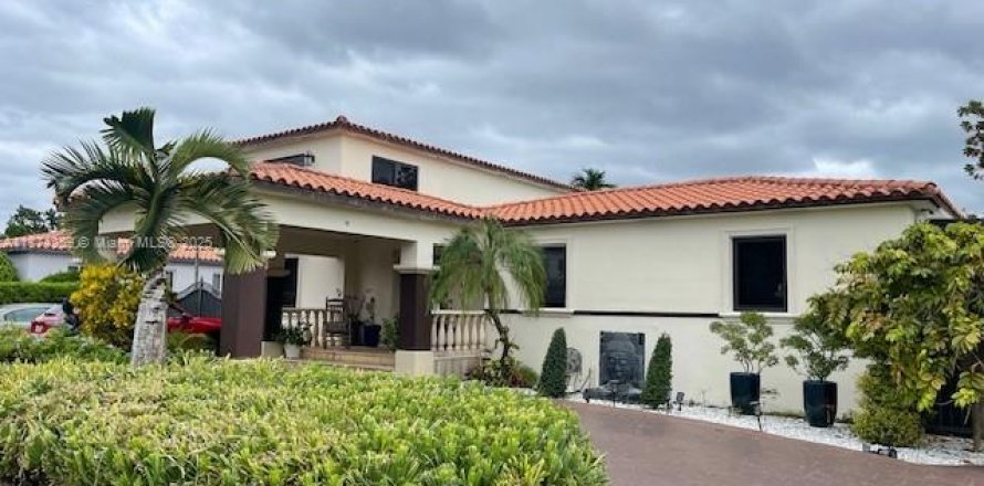 Casa en Miami, Florida 4 dormitorios, 330.64 m2 № 1938835