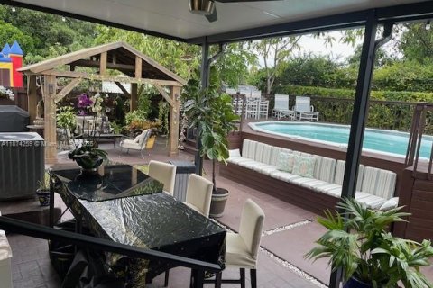 Casa en alquiler en Miami, Florida, 4 dormitorios, 330.64 m2 № 1938835 - foto 21