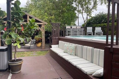 Casa en alquiler en Miami, Florida, 4 dormitorios, 330.64 m2 № 1938835 - foto 25