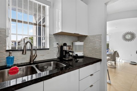 Condominio en venta en Hialeah, Florida, 2 dormitorios, 86.86 m2 № 1968072 - foto 13