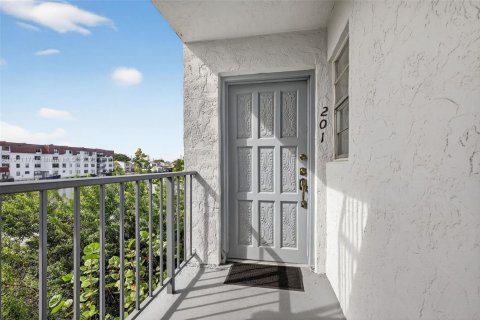 Condominio en venta en Hialeah, Florida, 2 dormitorios, 86.86 m2 № 1968072 - foto 3