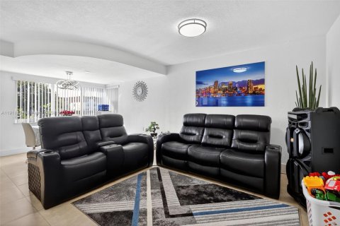 Condominio en venta en Hialeah, Florida, 2 dormitorios, 86.86 m2 № 1968072 - foto 4