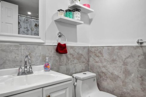 Condominio en venta en Hialeah, Florida, 2 dormitorios, 86.86 m2 № 1968072 - foto 21