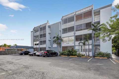 Condominio en venta en Hialeah, Florida, 2 dormitorios, 86.86 m2 № 1968072 - foto 2