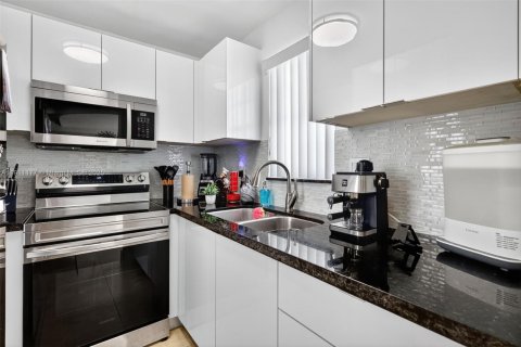 Condominio en venta en Hialeah, Florida, 2 dormitorios, 86.86 m2 № 1968072 - foto 11