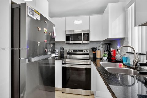 Condominio en venta en Hialeah, Florida, 2 dormitorios, 86.86 m2 № 1968072 - foto 12