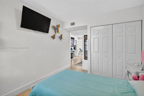 Condominio en venta en Hialeah, Florida, 2 dormitorios, 86.86 m2 № 1968072 - foto 16