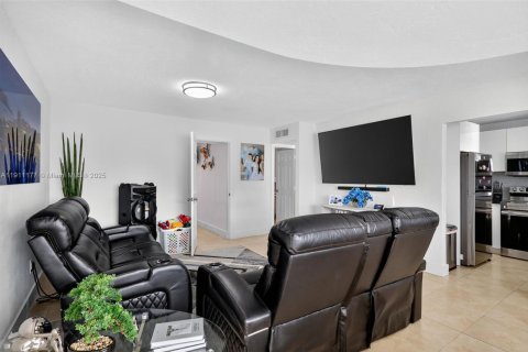 Condominio en venta en Hialeah, Florida, 2 dormitorios, 86.86 m2 № 1968072 - foto 10