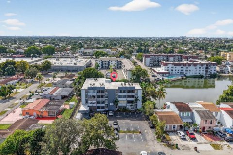 Condominio en venta en Hialeah, Florida, 2 dormitorios, 86.86 m2 № 1968072 - foto 1