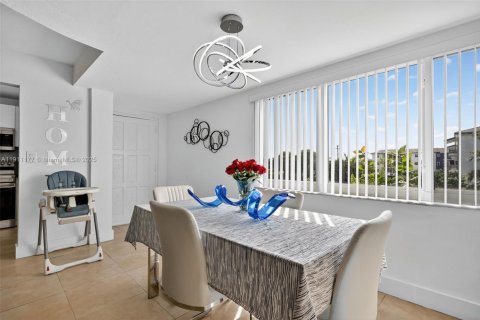 Condominio en venta en Hialeah, Florida, 2 dormitorios, 86.86 m2 № 1968072 - foto 9