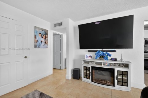 Condominio en venta en Hialeah, Florida, 2 dormitorios, 86.86 m2 № 1968072 - foto 8