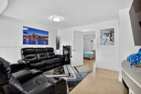 Condominio en venta en Hialeah, Florida, 2 dormitorios, 86.86 m2 № 1968072 - foto 7