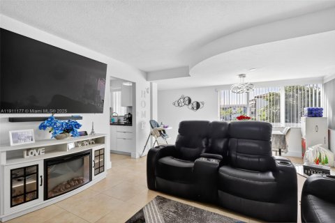 Condominio en venta en Hialeah, Florida, 2 dormitorios, 86.86 m2 № 1968072 - foto 5