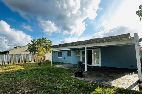 Снять в аренду виллу или дом в Ройял-Палм-Бич, Флорида 2 спальни, 90.3м2, № 1207548 - фото 1