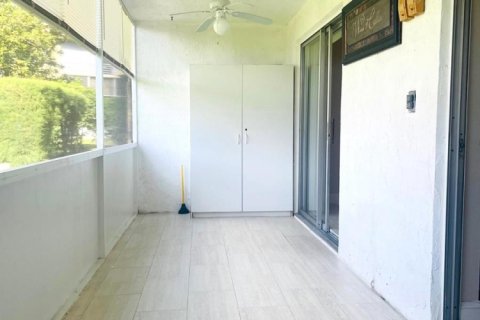 Condo in Palm Springs, Florida, 2 bedrooms  № 2146637 - photo 13