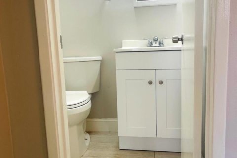 Condo in Palm Springs, Florida, 2 bedrooms  № 2146637 - photo 12
