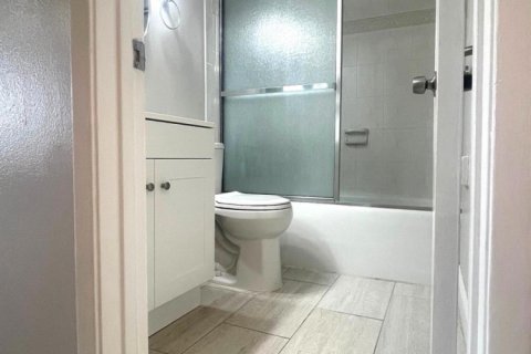 Condo in Palm Springs, Florida, 2 bedrooms  № 2146637 - photo 8