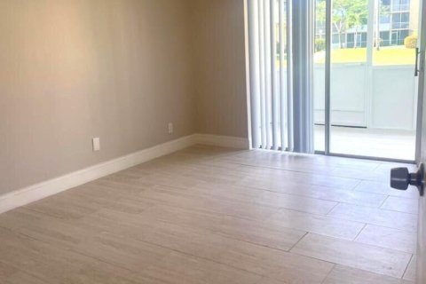 Condo in Palm Springs, Florida, 2 bedrooms  № 2146637 - photo 9