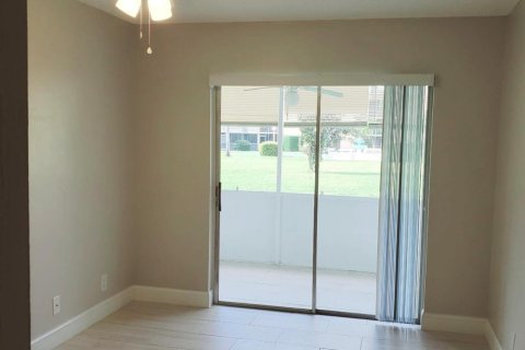 Condo in Palm Springs, Florida, 2 bedrooms  № 2146637 - photo 6