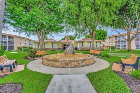 Condo in Palm Springs, Florida, 2 bedrooms  № 2146637 - photo 16