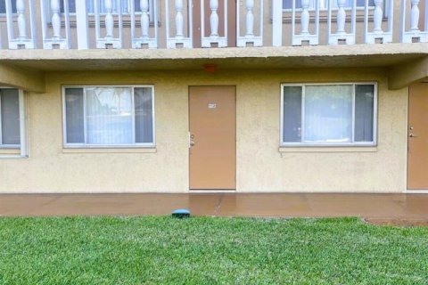 Condo in Palm Springs, Florida, 2 bedrooms № 2146637