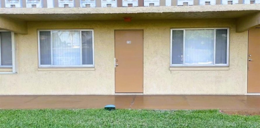 Condo in Palm Springs, Florida, 2 bedrooms  № 2146637