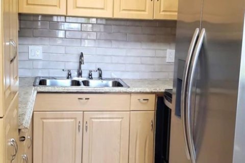Condo in Palm Springs, Florida, 2 bedrooms  № 2146637 - photo 5