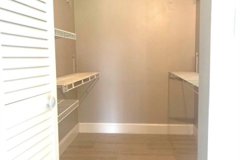 Condo in Palm Springs, Florida, 2 bedrooms  № 2146637 - photo 7