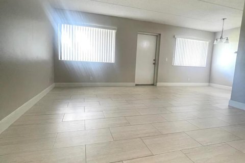 Condo in Palm Springs, Florida, 2 bedrooms  № 2146637 - photo 2
