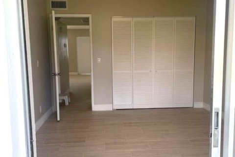 Condo in Palm Springs, Florida, 2 bedrooms  № 2146637 - photo 10