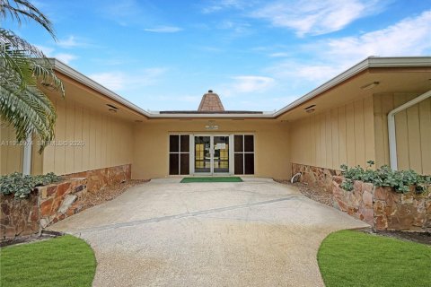 Condo in Palm Springs, Florida, 2 bedrooms  № 2146637 - photo 17