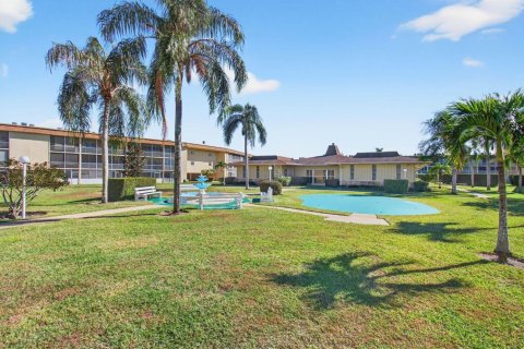 Condo in Palm Springs, Florida, 2 bedrooms  № 2146637 - photo 15