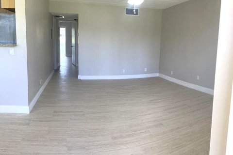 Condo in Palm Springs, Florida, 2 bedrooms  № 2146637 - photo 4