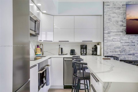 Copropriété à vendre à Sunny Isles Beach, Floride: 40.88 m2 № 2023001 - photo 17