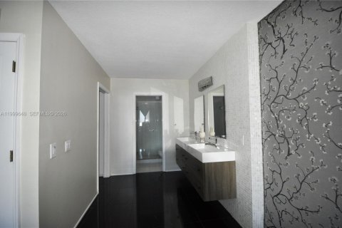 Купить кондоминиум в Халландейл-Бич, Флорида 1 спальня, 83.24м2, № 2067399 - фото 14