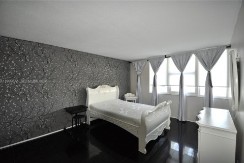 Купить кондоминиум в Халландейл-Бич, Флорида 1 спальня, 83.24м2, № 2067399 - фото 3
